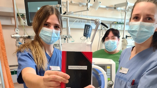Milena Müller (links) und Kathrin Kaufmann mit dem neuen Intensiv-Tagebuch für die Patienten der Hunsrück-Klinik.