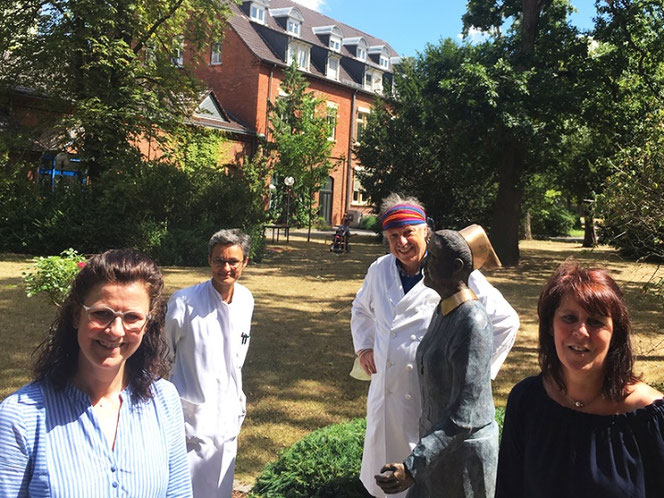 Simone Jost-Lautenbach aus Niederhausen und ihre Schwester Marion Jockel aus Odernheim treffen sich mit ihren Operateuren im Garten der Stiftung kreuznacher diakonie. v.ln.r.: Marion Jockel, Oberärztin Petronela Monticelli-Mayer, Dr. André Borsche, Simone