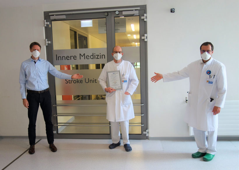 Der medizinische Vorstand Dr. med. Matthias Bussmann (links) und der &auml;rztliche Direktor Professor Dr. med. Volker Schmitz (rechts) freuen sich mit dem Leiter der Stroke Unit, Dr. med. Thomas Middeldorf, &uuml;ber die Zertifizierung der Schlaganfalleinheit  Fot