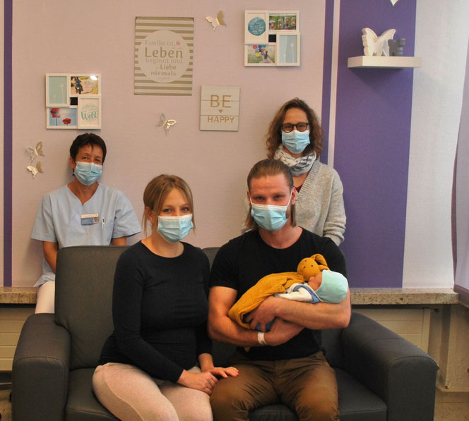 (von links) Die Leiterin der Abteilung Gynäkologie/ Geburtshilfe Nicole Leuteritz und Hebamme Gudrun Grosenick freuen sich mit den Eltern Sina Hill und Engin Ulu über die Geburt von Malik, in diesem Jahr das 500. Baby im St. Marienwörth Foto: Franziskaner