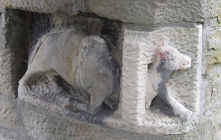 Beim Eingang der Bonifatius-Kirche in Dortmund: “Nochmals sage ich euch: Eher geht ein Kamel durch ein Nadelöhr, als dass ein Reicher in das Reich Gottes gelangt" (Matthäus 19:24)