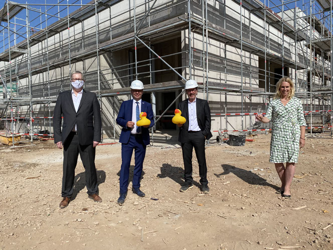 v.l.n.r: Bürgermeister Heinrich, Klaus-Dieter Dreesbach (BAD-Geschäftsführer), Christoph Nath (BGK-Geschäftsführer) und Oberbürgermeisterin Dr. Heike Kaster-Meurer vor dem Rohbau des Salinenbades.