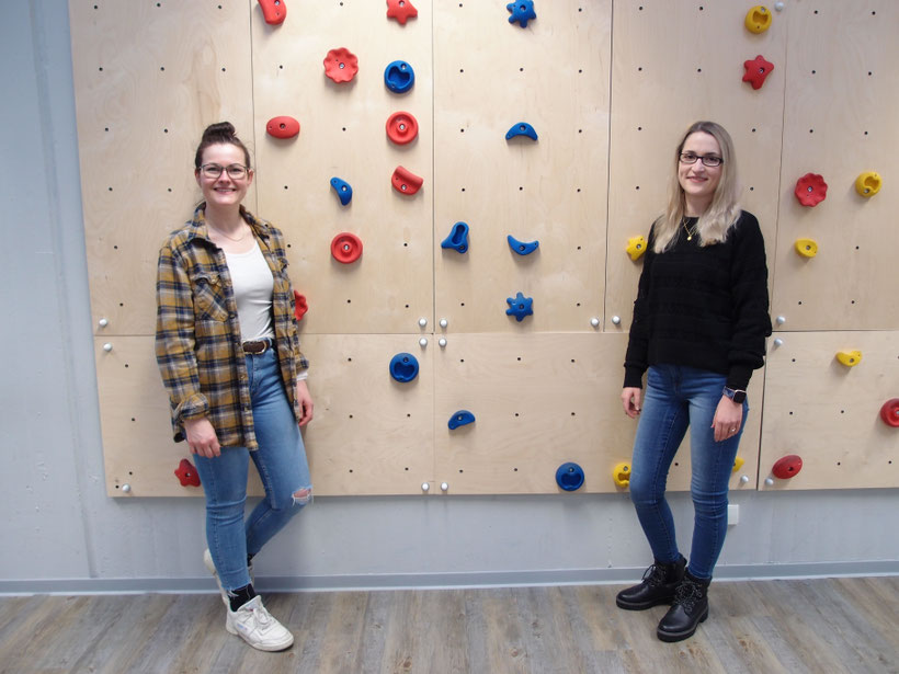 Caritas-Mitarbeiterinnen Nathalie Kirsch (links) und Elisabeth Hanstein, zwei der pädagogischen Fachkräfte, die die Gruppentreffen begleiten. Foto: Caritasverband Rhein-Hunsrück-Nahe e.V.