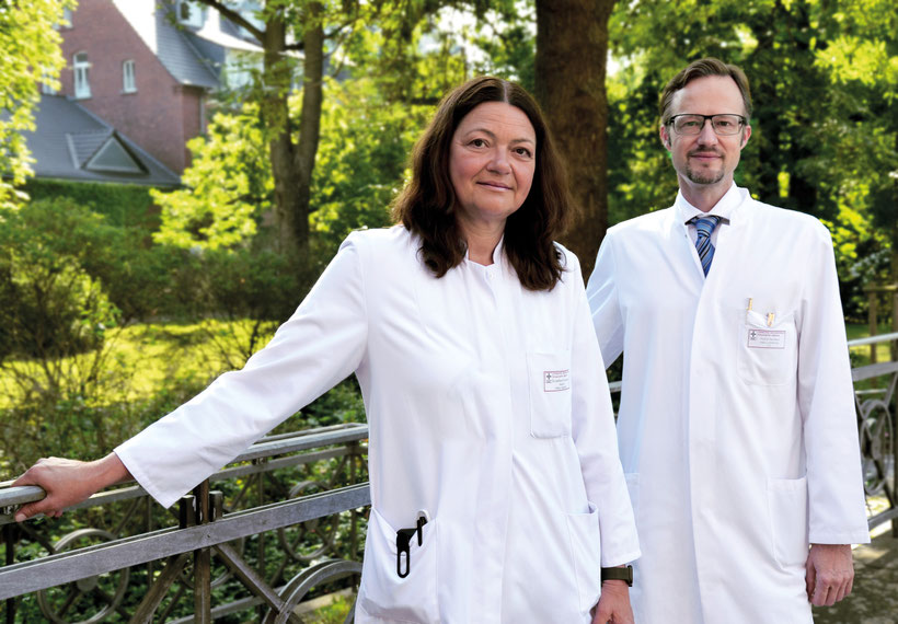 Die Leitung des neuen Zentrums übernimmt Chefarzt Prof. Dr. Frank Hartmann. Ihm zur Seite steht Dr. Martina Dafferner-Franzmann als neue Sektionsleiterin für Orthopädie. Gemeinsam decken die erfahrenen Operateure das gesamte Spektrum der Fachgebiete Orth