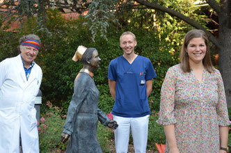 v.l.n.r. Die beiden Plastischen Chirurgen Dr. Andr&eacute; Borsche und Dr. Mathis Renner mit Sandra D&ouml;nnhoff im Garten der Stiftung kreuznacher diakonie.
