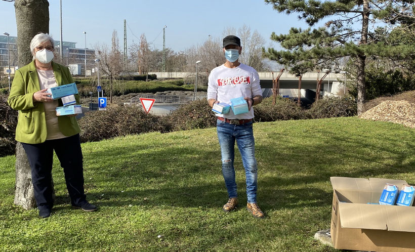 Kreisbeigeordnete Ursula Hartmann-Graham übergibt 4000 Masken für die Obdachloseninitiative Platte sowie für die Tafeln Bingen, Ingelheim und Sprendlingen an Herrn Blümlein. Foto: Kreisverwaltung Mainz-Bingen/Dörte Gebhard.