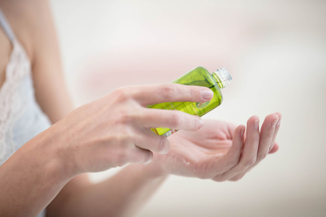 Öle aus Mandeln, Hanf- und Maracujasamen: Kostbares Superfood für die Haut/ Naturreine Pflanzenöle sind zählen zum Kostbarsten, das die Natur zu bieten hat. Sie versorgen die Haut optimal mit wertvollen Inhaltsstoffen, sind von Natur aus "clean" und die i