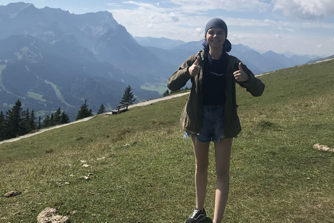 Endlich wieder selbständig unterwegs sein: Mara genießt nach den langen Krankenhausaufenthalten ihr erstes Familien-Wochenende in den Bergen. (Bildquelle: Mara Dauer)