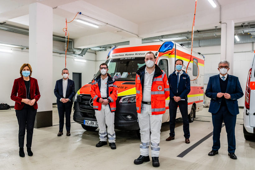 v.l.n.r.: Ministerpräsidentin Malu Dreyer, DRK-Landesvorstand Manuel Gonzalez, Notfallsanitäter Andreas Schnür, Elias Pals (Auszubildener zum NotSan), Jörg Steinheimer, Innenminister Roger Lewentz Foto: Philipp Köhler/DRK