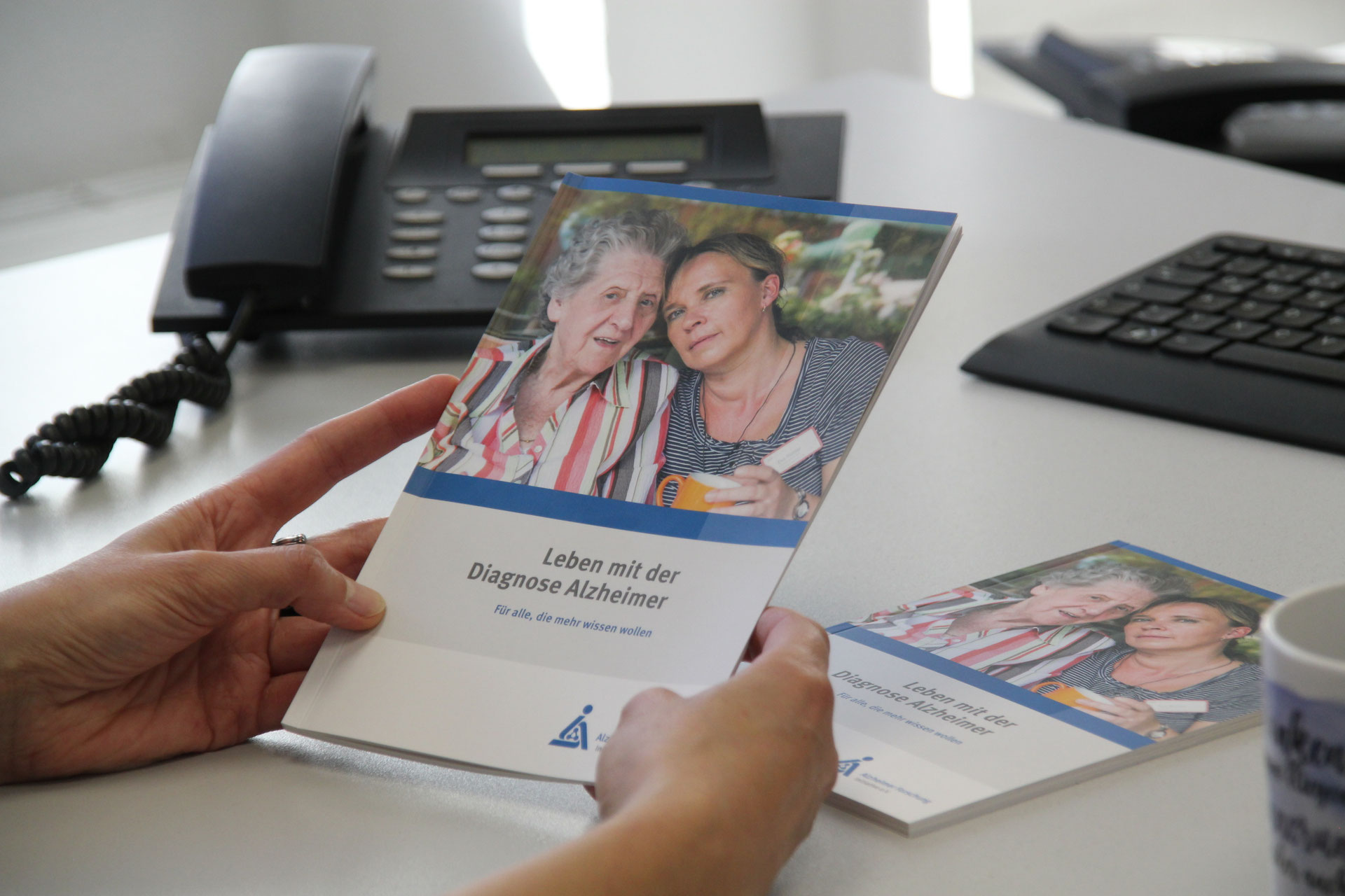 „Leben mit der Diagnose Alzheimer“ – Ratgeber überarbeitet und neu aufgelegt