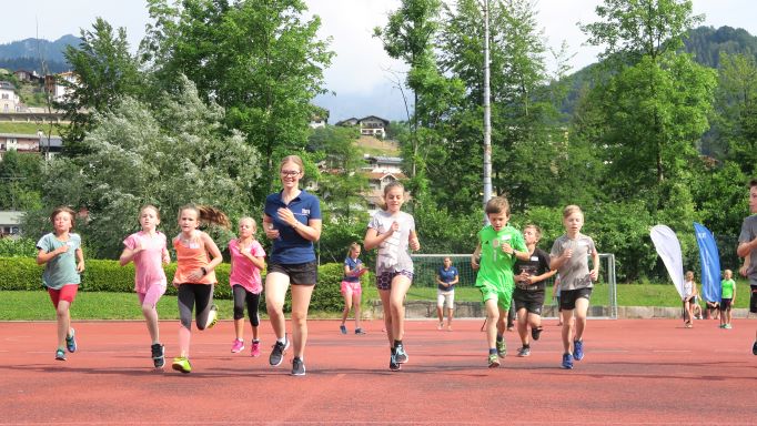 Sport verbessert Konzentration und Lebensqualität – Studie mit Grundschulkindern belegt positive Wirkung körperlicher Fitness